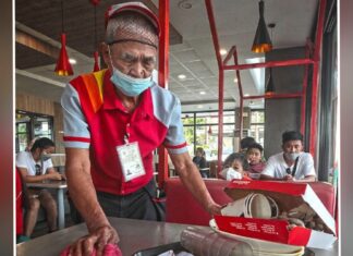 Senior Fast-Food Chain Service Crew Inspires Online Community