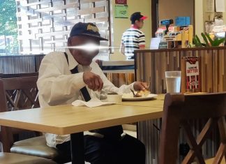 Elderly Man Receives Warm Treatment From Kindhearted Restaurant Team
